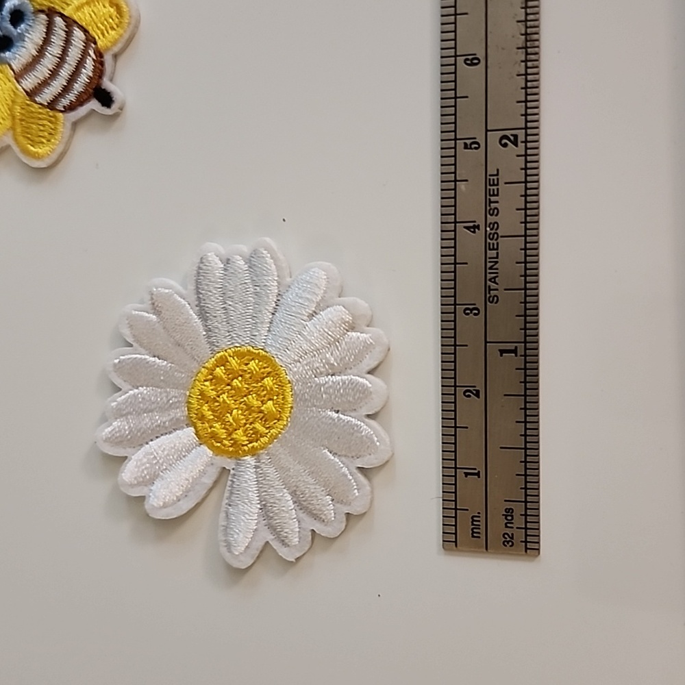 BUNDLE OF 4 DAISY  BUMBLEBEE  IRON ON PATCH - Picture 3 of 5